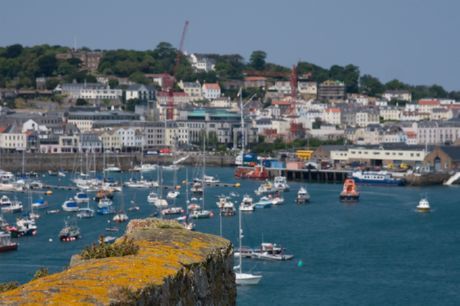 10. Guernsey: 80,42 év