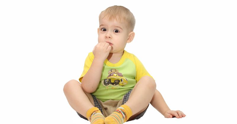 Hogyan kell megszokni a gyereket a körmök rágására? 
