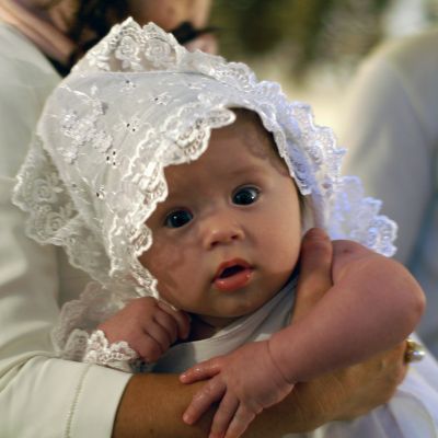 Hogyan megkeresztelkedik a baba szertartása?