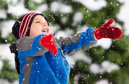 Milyen jellemzőkkel kell téli ruhát viselni a gyermekek számára?